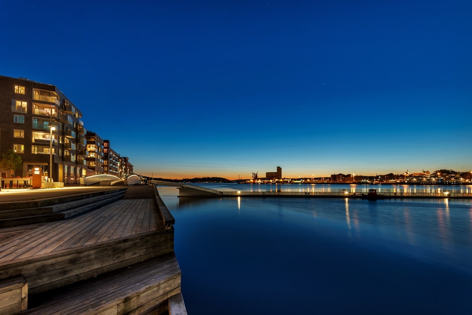 Man kan gå til Sørenga og Bjørvika for å bade eller benytte seg av det gode restauranttilbudet på 20 minutter. Går man i 30 minutter eller tar en kort trikk eller busstur er man på Oslo S. Galleribilde