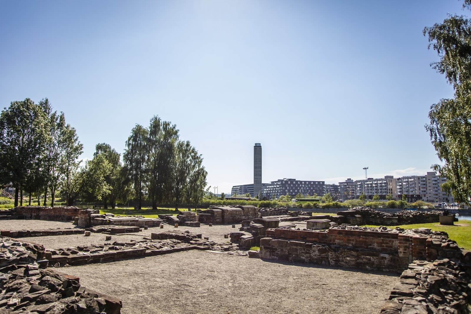 Middelalderparken ligger mellom Bjørvika og Gamlebyen i bydel Gamle Oslo, i det som en gang var Middelalderbyen Oslos søndre bydel. Galleribilde