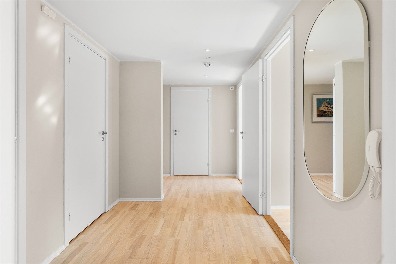 Da er det bare å ønske deg velkommen til denne smakfulle leiligheten. Den holder en gjennomgående god standard, så her kan du flytte rett inn! Galleribilde