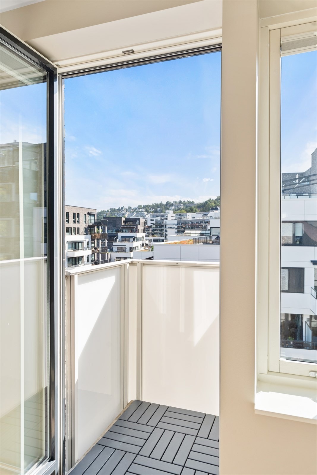 Fra soverommet er det utgang til en østvendt luftebalkong på ca. 1 m² - perfekt for en kopp kaffe i morgensolen eller litt frisk luft i hverdagen. Galleribilde