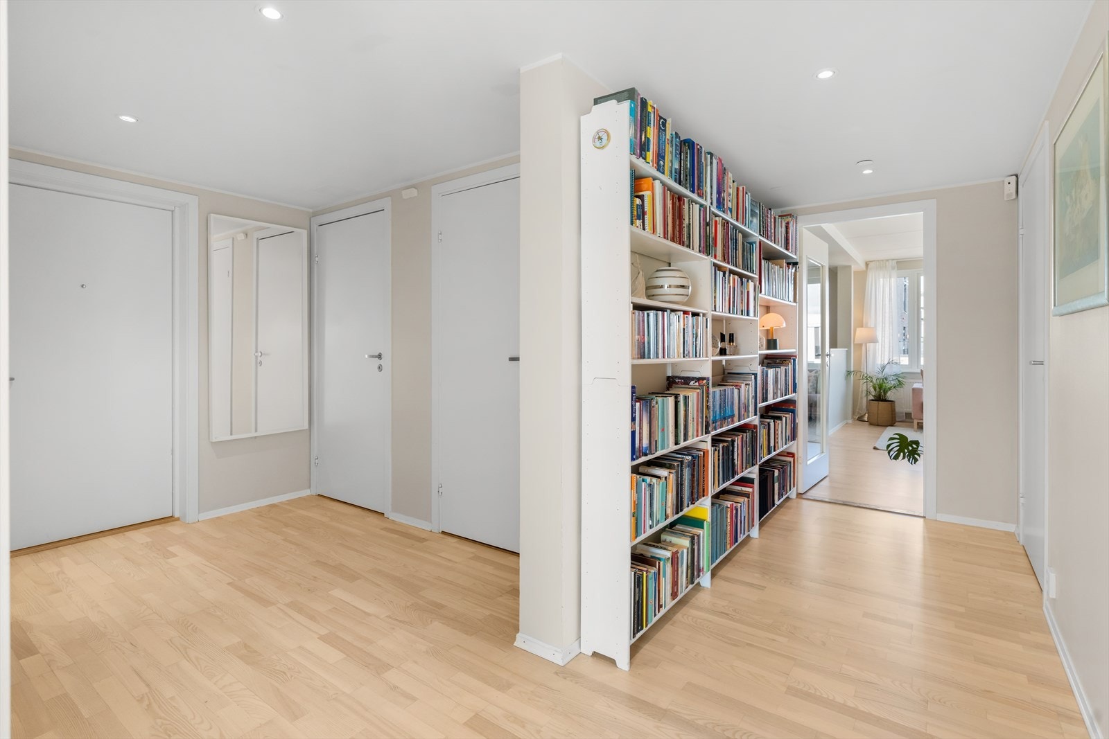 Leiligheten har en romslig gang/entré som binder hele leiligheten sammen i en rød tråd. Herfra er det adkomst til baderom, toalettrom, alle soverommene, innvendig bod og naturligvis inn til stuen og kjøkkenet. Galleribilde