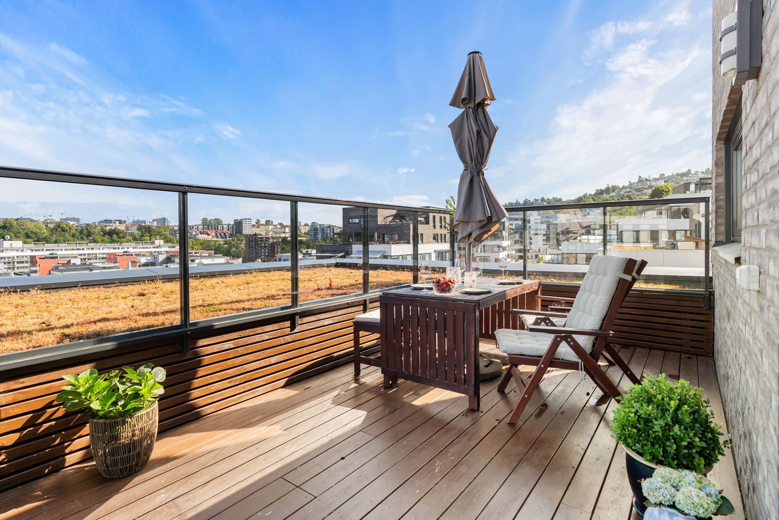 Selger har satt stor pris på sommerdager på terrassen med grilling og middag ute, og sene kvelder med utsikt over lysene i Oslo. Det er minner de tar med seg videre. Galleribilde