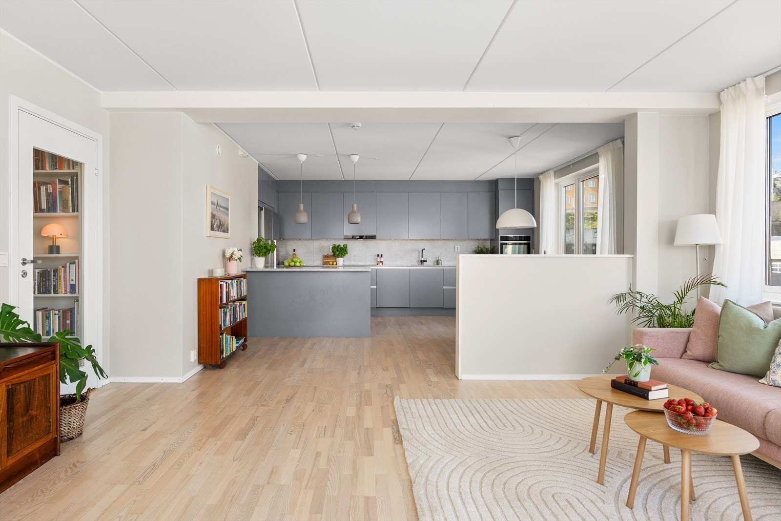 Stue og kjøkken smelter harmonisk sammen i en åpen og luftig planløsning. Her er det lagt vekt på en myk overgang mellom sonene - uten skarpe skiller, men med en naturlig flyt som gir en varm og innbydende atmosfære. Galleribilde