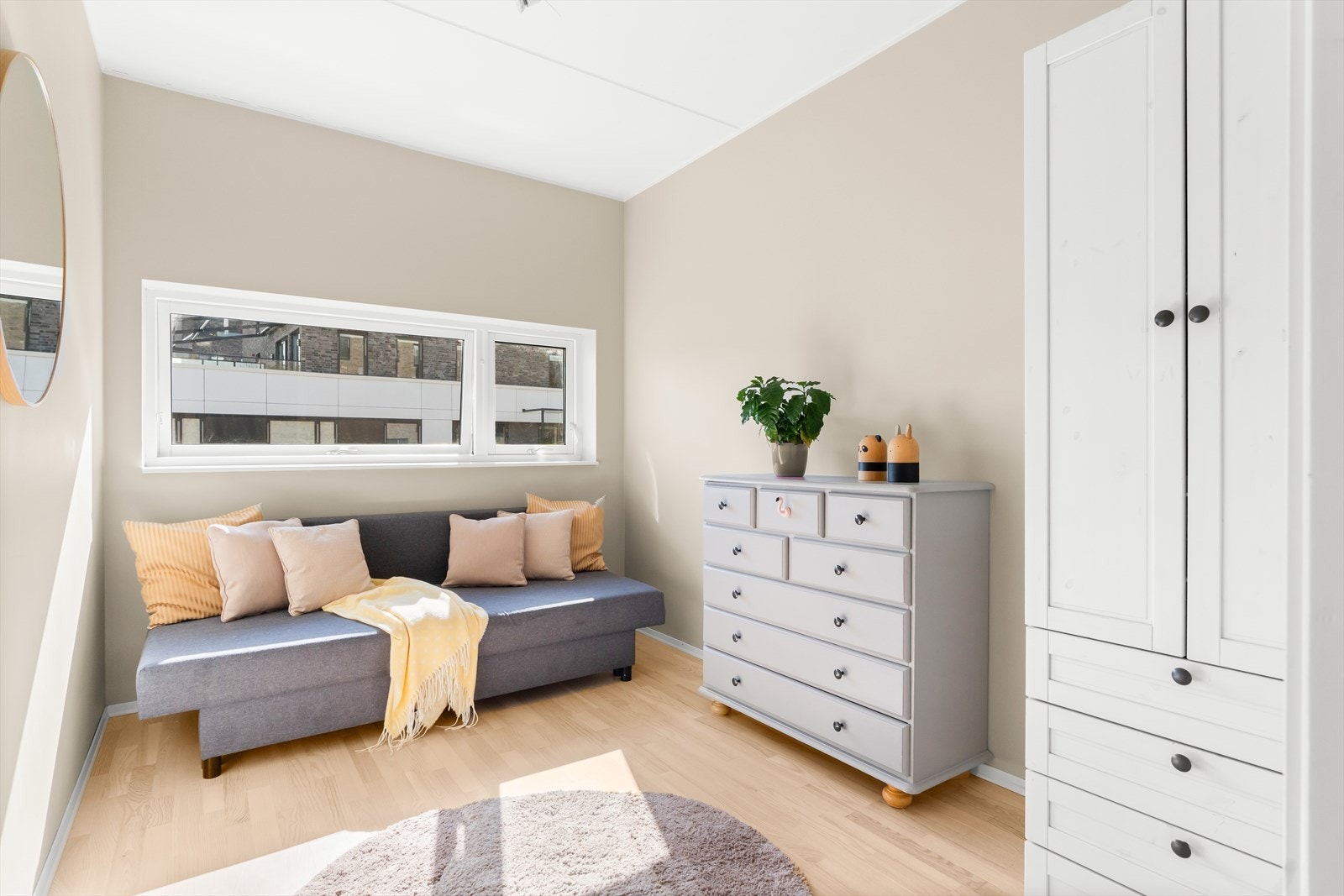 Det tredje soverommet er også av god størrelse med plass til gjesteseng, garderobeskap og annet møblement. Galleribilde