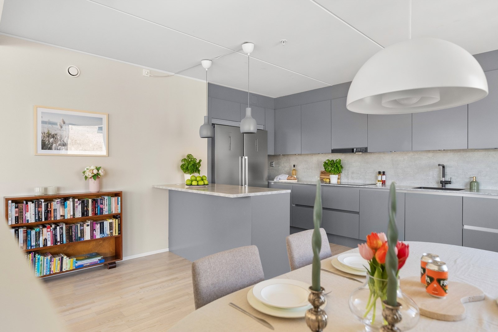 Kjøkkenet har en praktisk kjøkkenøy som gir ekstra arbeidsplass og lagringsmuligheter. Med rikelig skap- og benkeplass får du et funksjonelt og praktisk kjøkken. Galleribilde