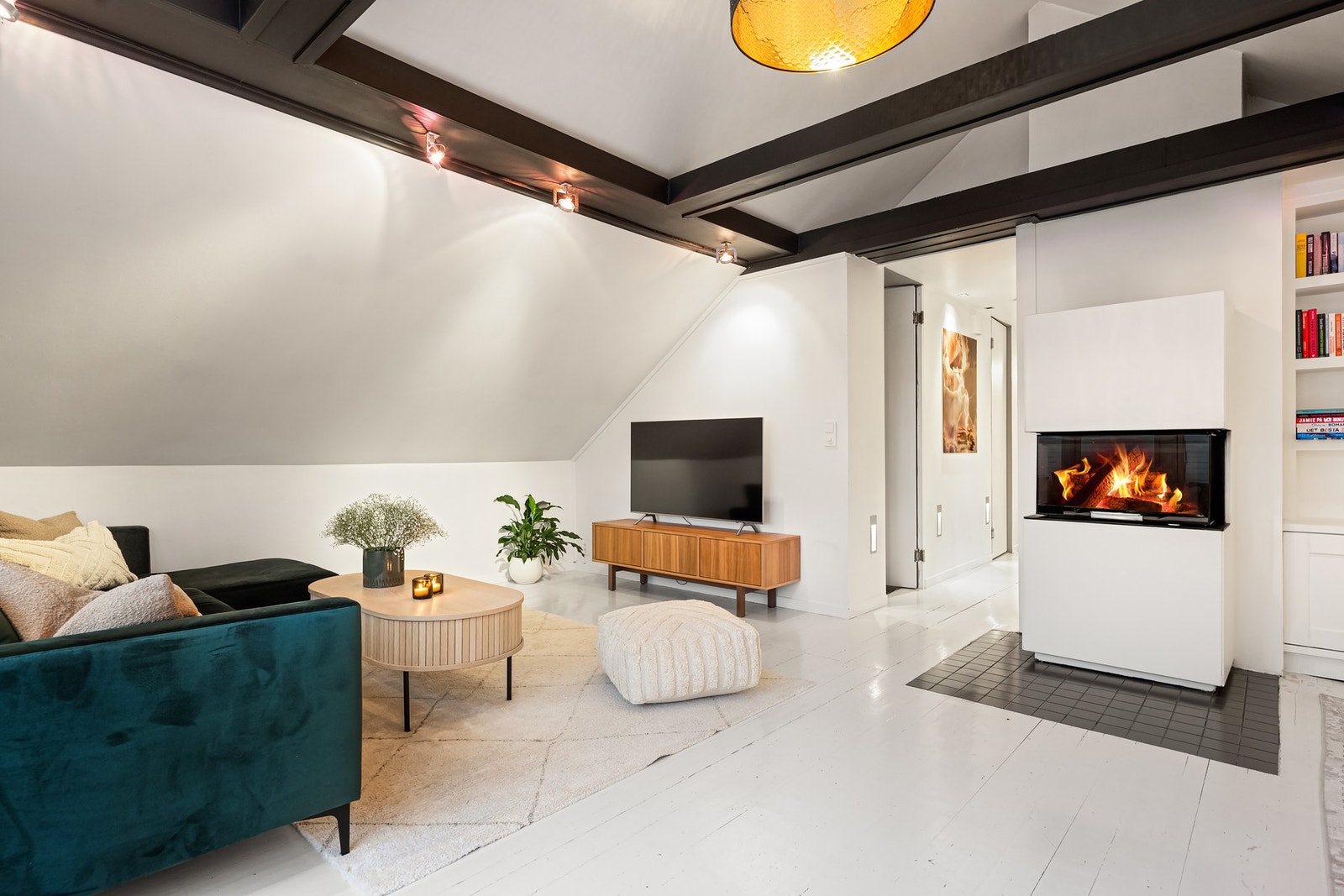 En lun peis skaper et fint blikkfang i rommet Galleribilde