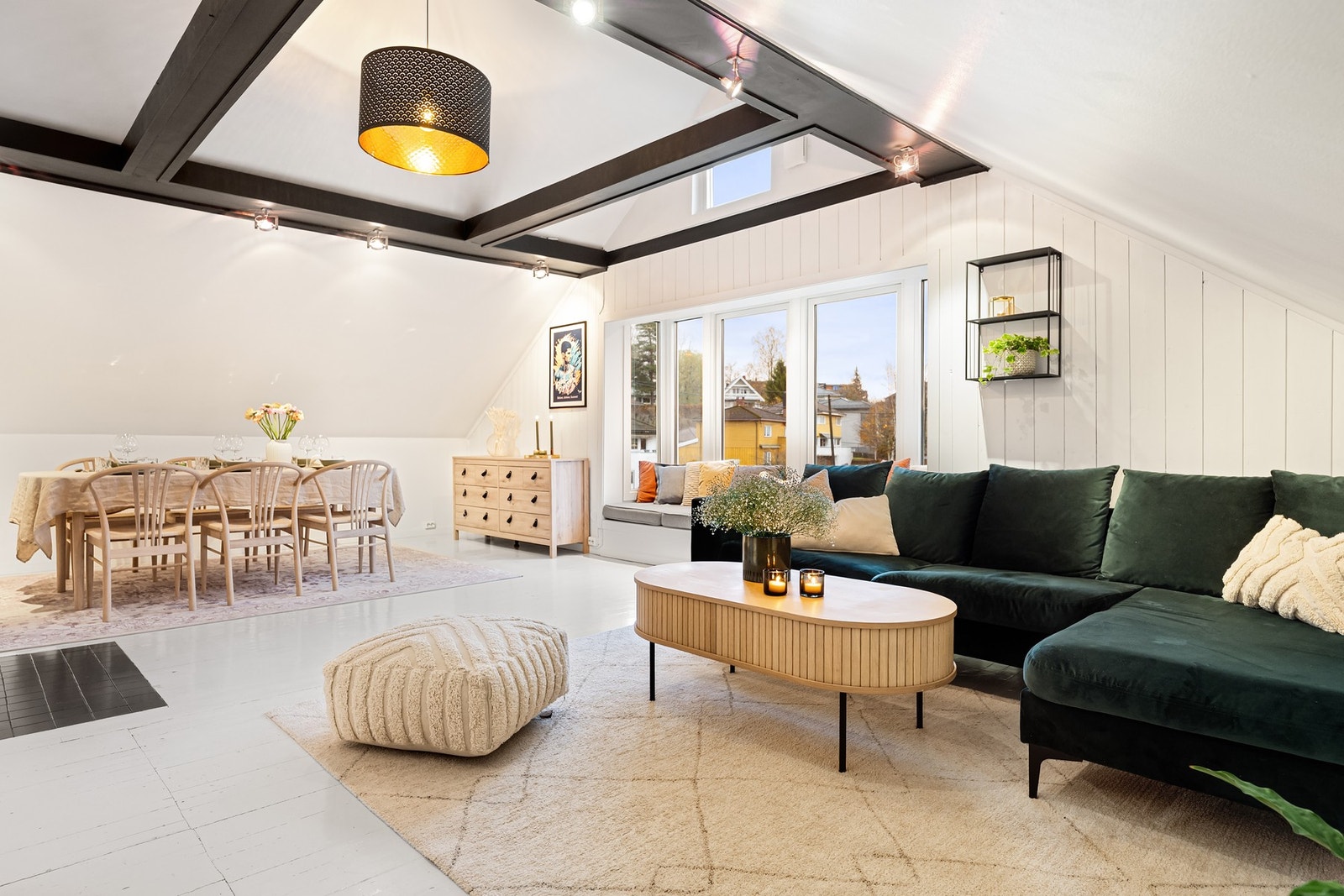 Stuen gir innredningsmuligheter for både salong og spisestuedel Galleribilde