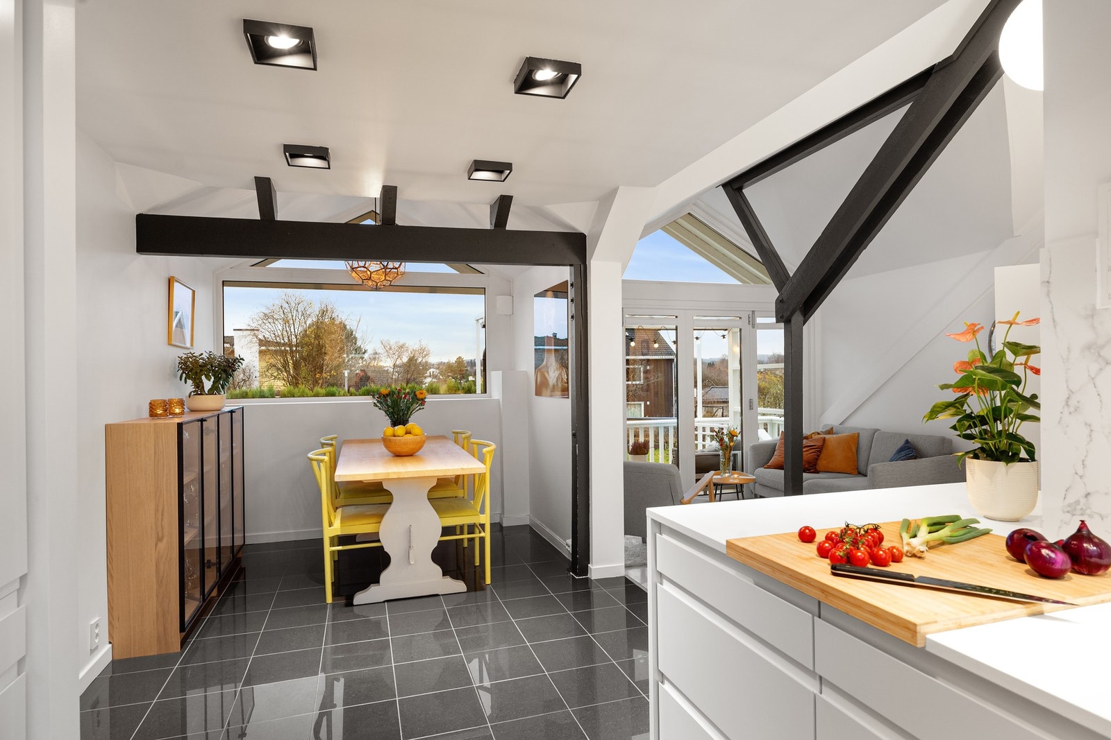 Kjøkken med delvis åpen planløsning mot stuen, har spiseplass og fine lysforhold Galleribilde