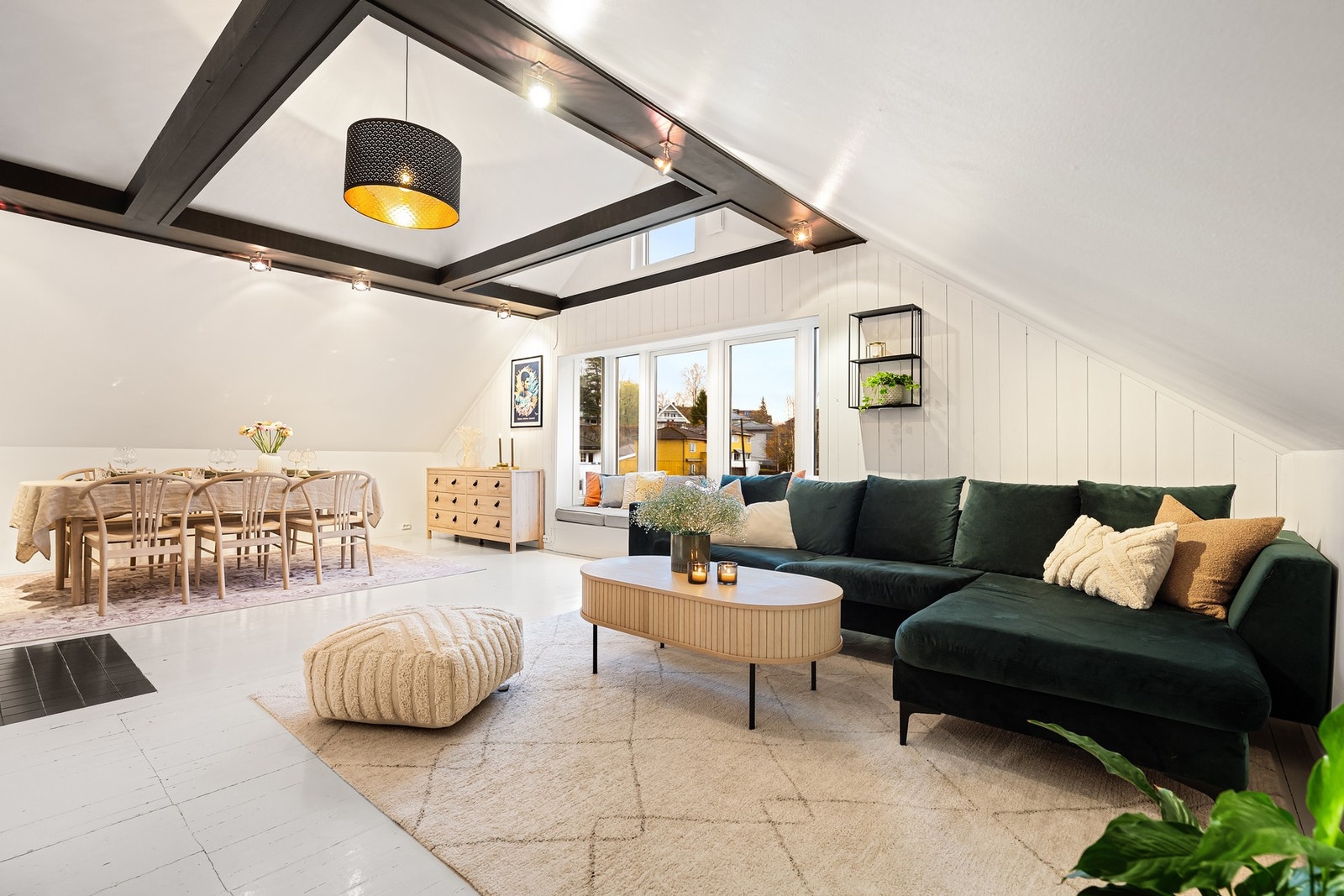 Stuen har en ekstra flott takhøyde, med synlige bjelker Galleribilde