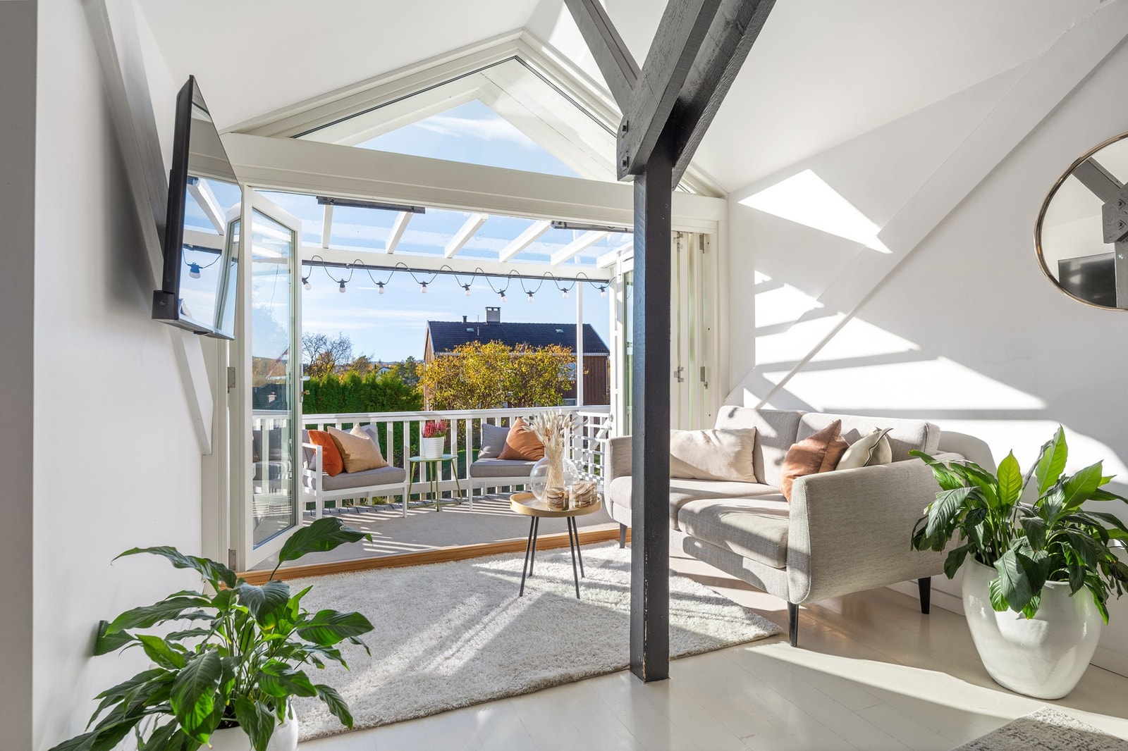 Høyt under taket og store vindusflater gir fantastisk lys Galleribilde