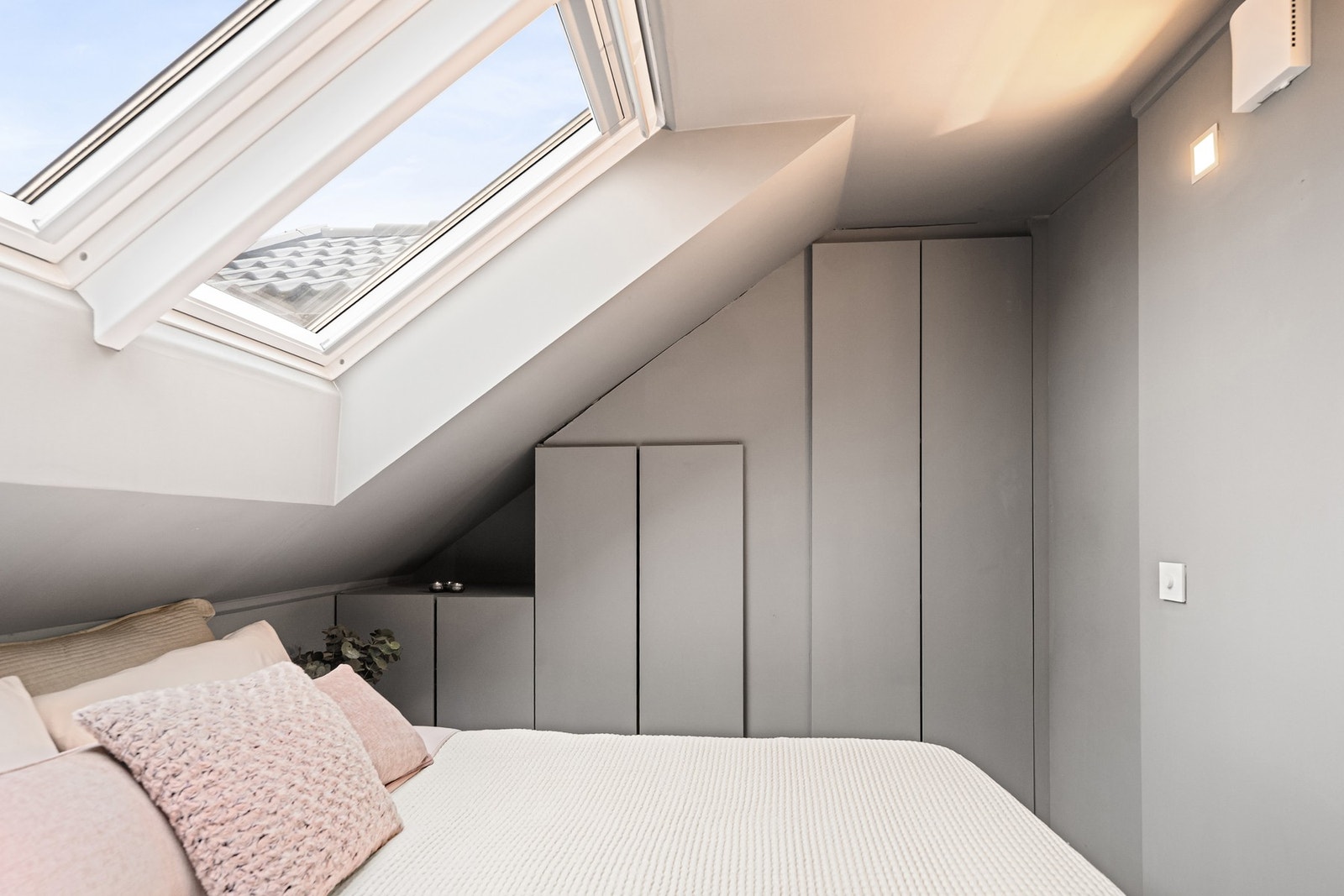 Hovedsoverom med plassbygget garderobeskap Galleribilde