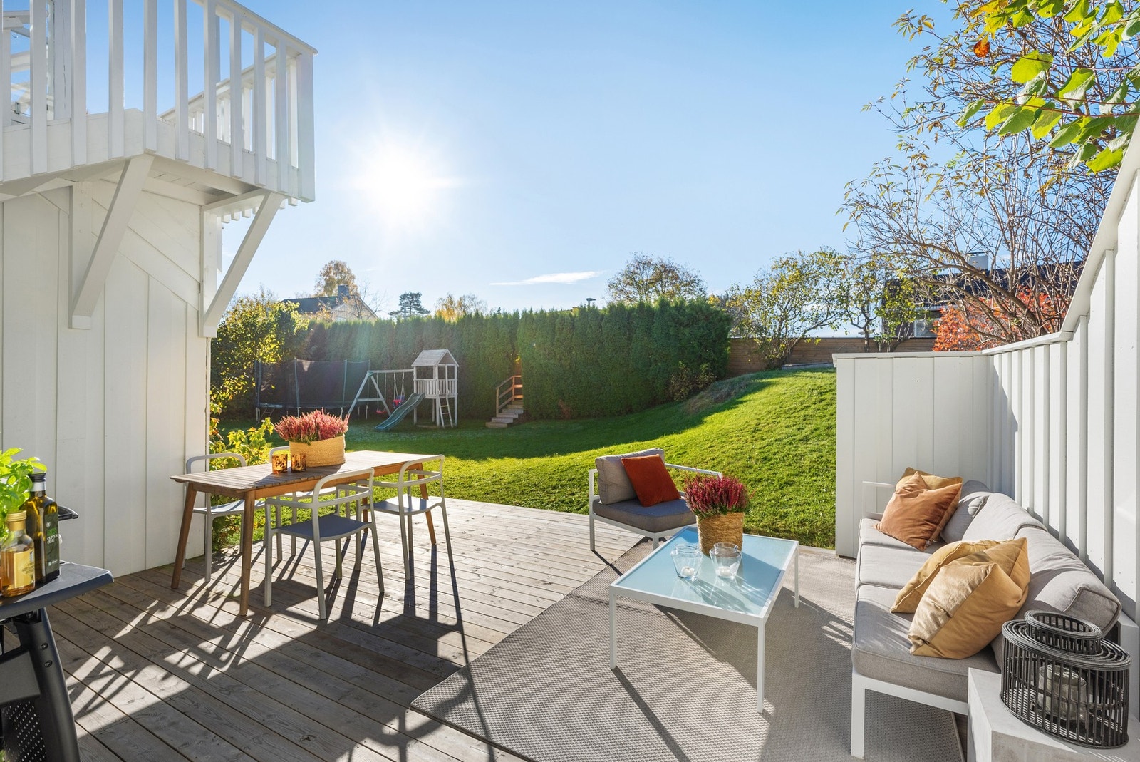 Stor, solrik hage med platting (ny i 2025) og veranda med optimale solforhold Galleribilde