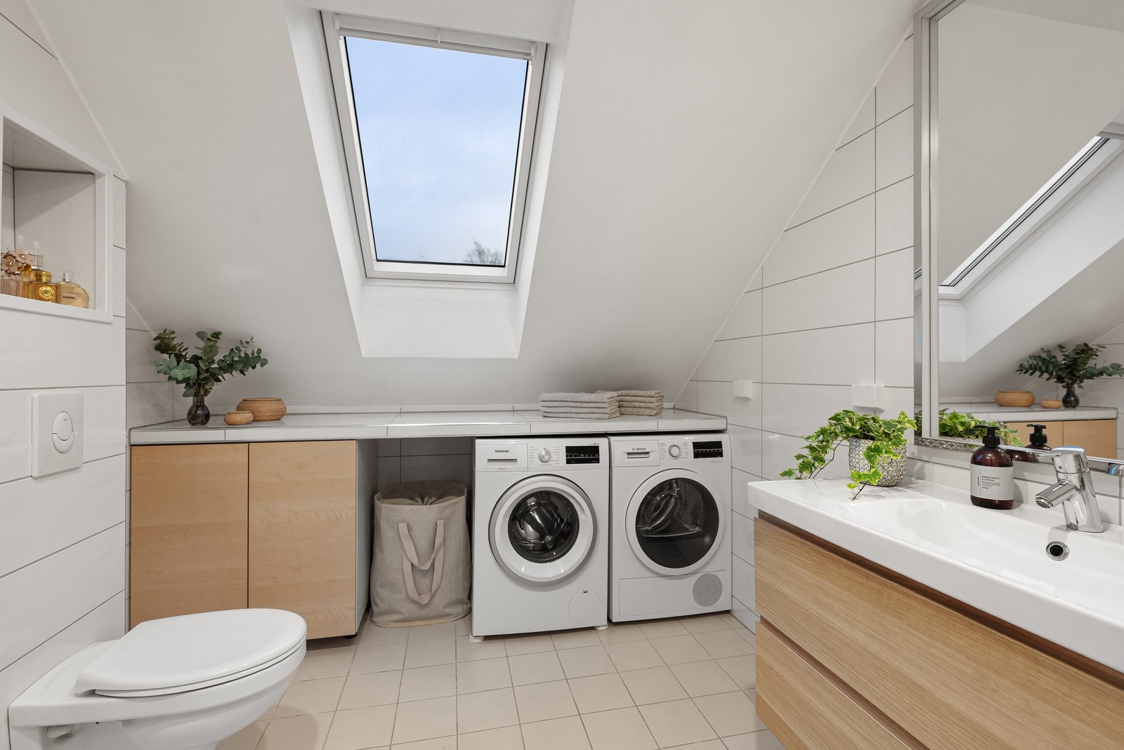 Pent bad fra 2014 med varmekabler og opplegg for vaskemaskin og tørketrommel Galleribilde