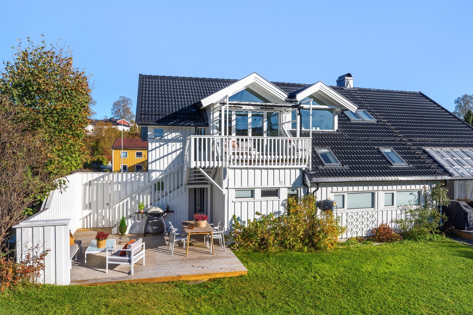 Solrik og romslig tomannsbolig med egen inngang fra T-banen Galleribilde