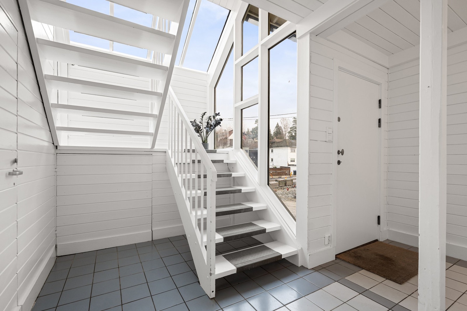 Felles entré for de to seksjonene i 1. etasje. Her er det også en bod tilhørende denne boligen Galleribilde