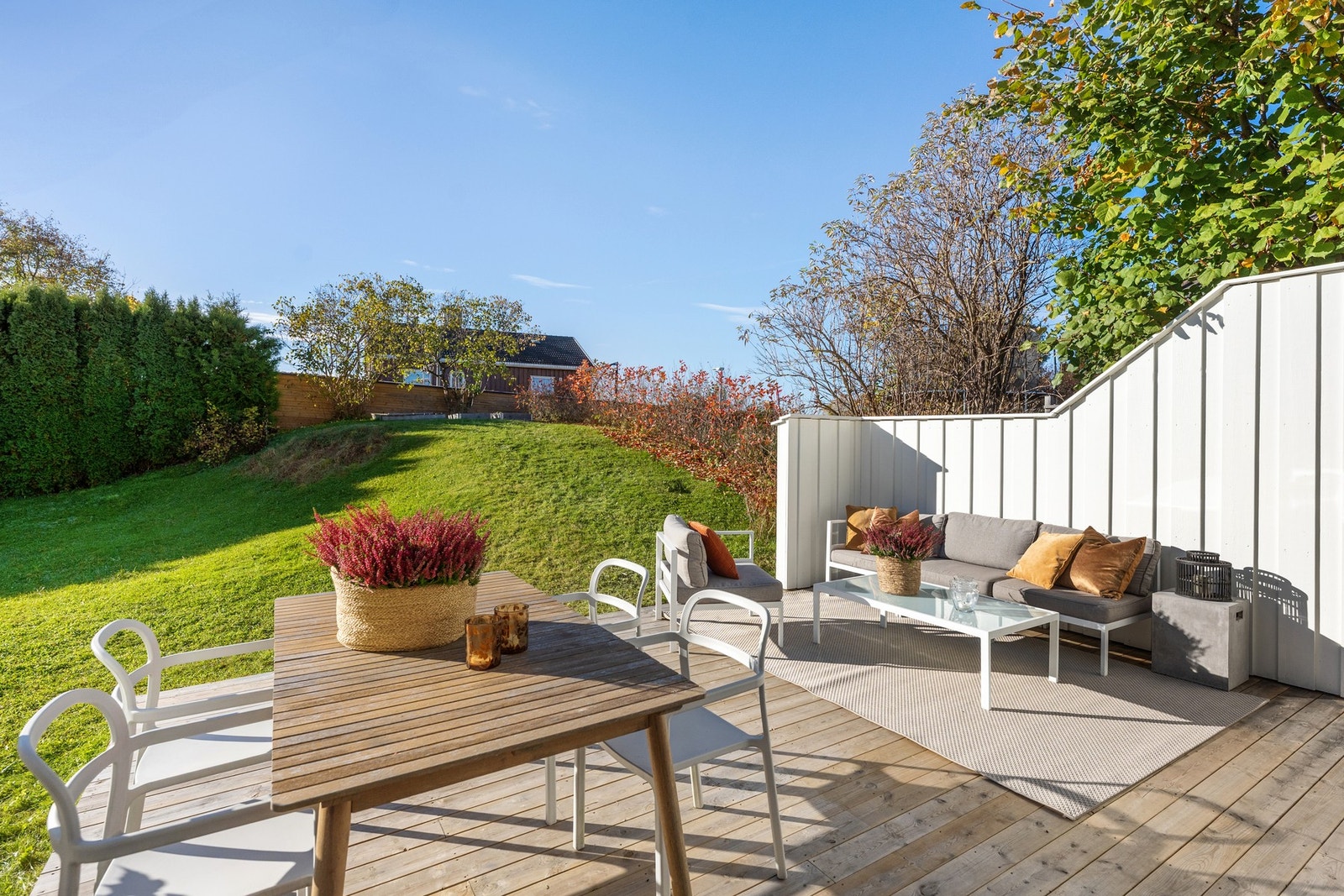 Egen hageparsell og flotte uteplasser med terrasseområde Galleribilde