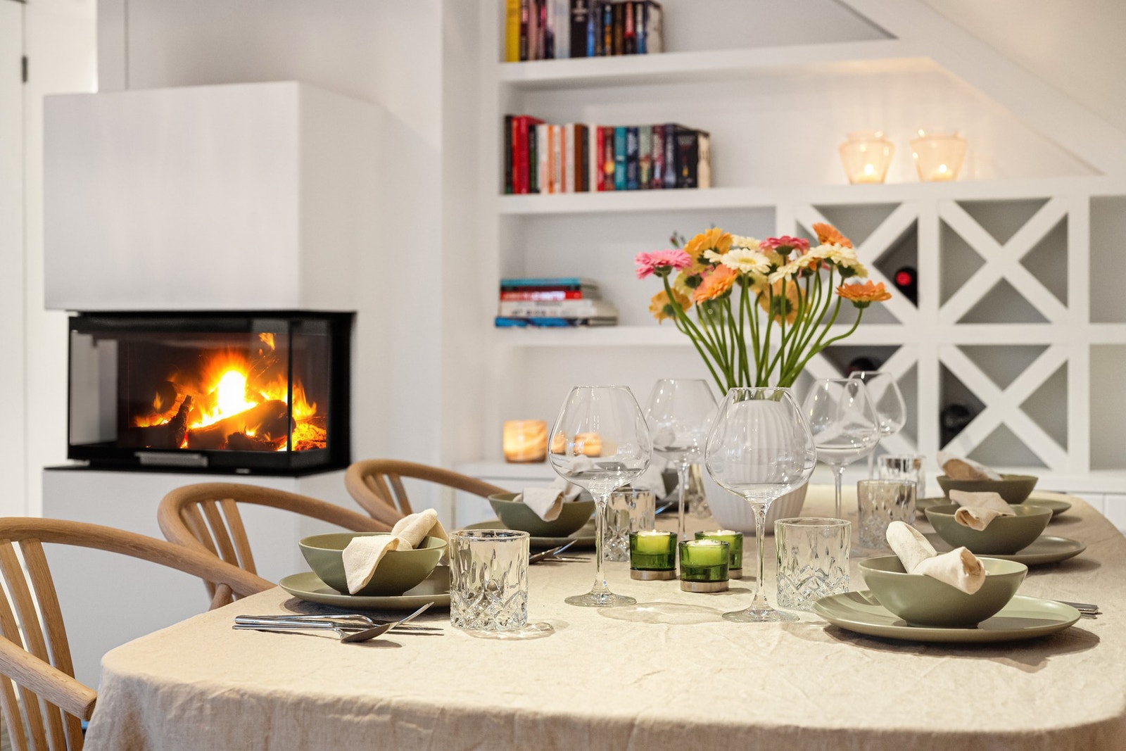 To stuer og to spiseplasser - perfekt for både familieliv og gjester Galleribilde