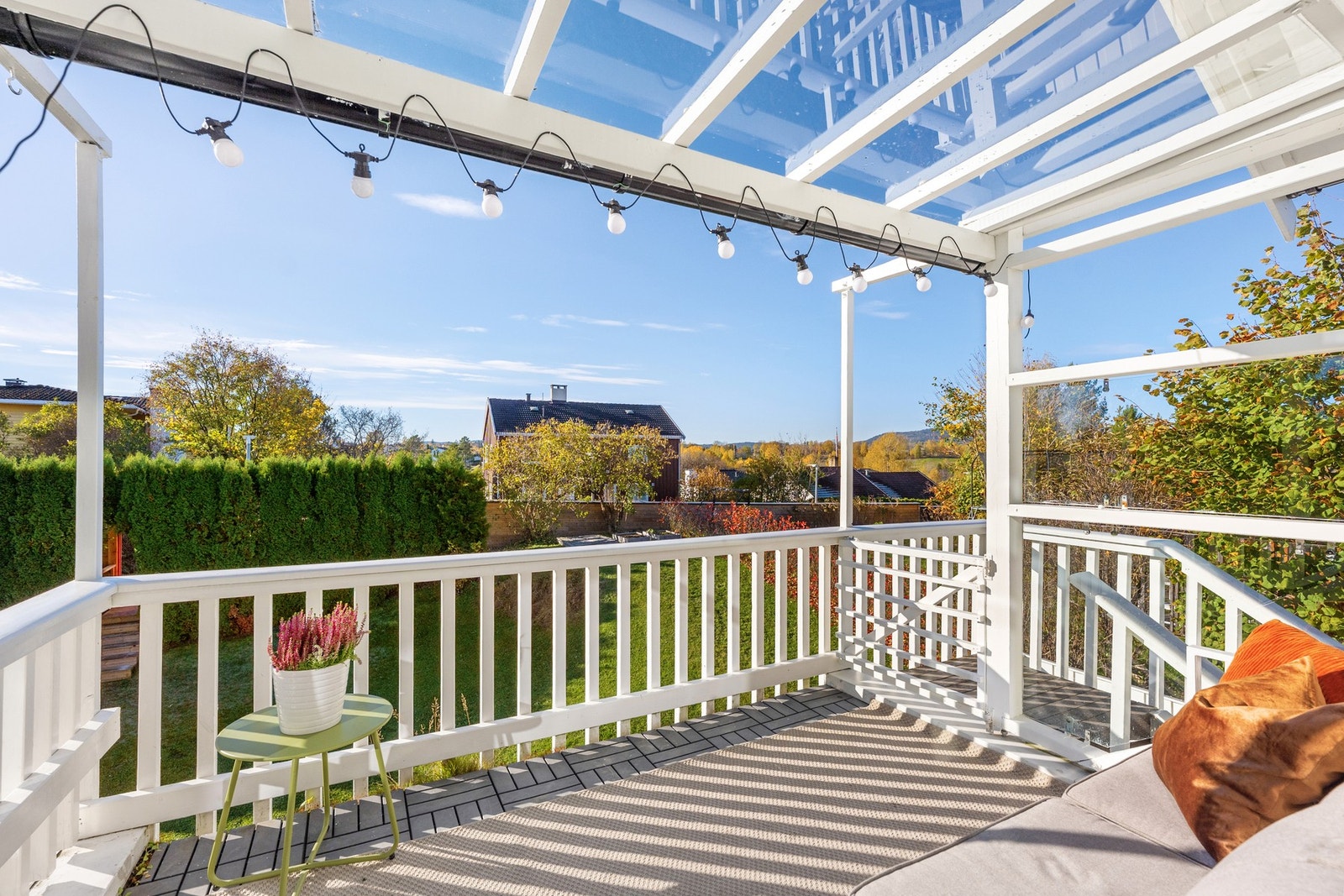 Fra stuen er det utgang til en solrik, overbygget veranda på 7 kvm Galleribilde