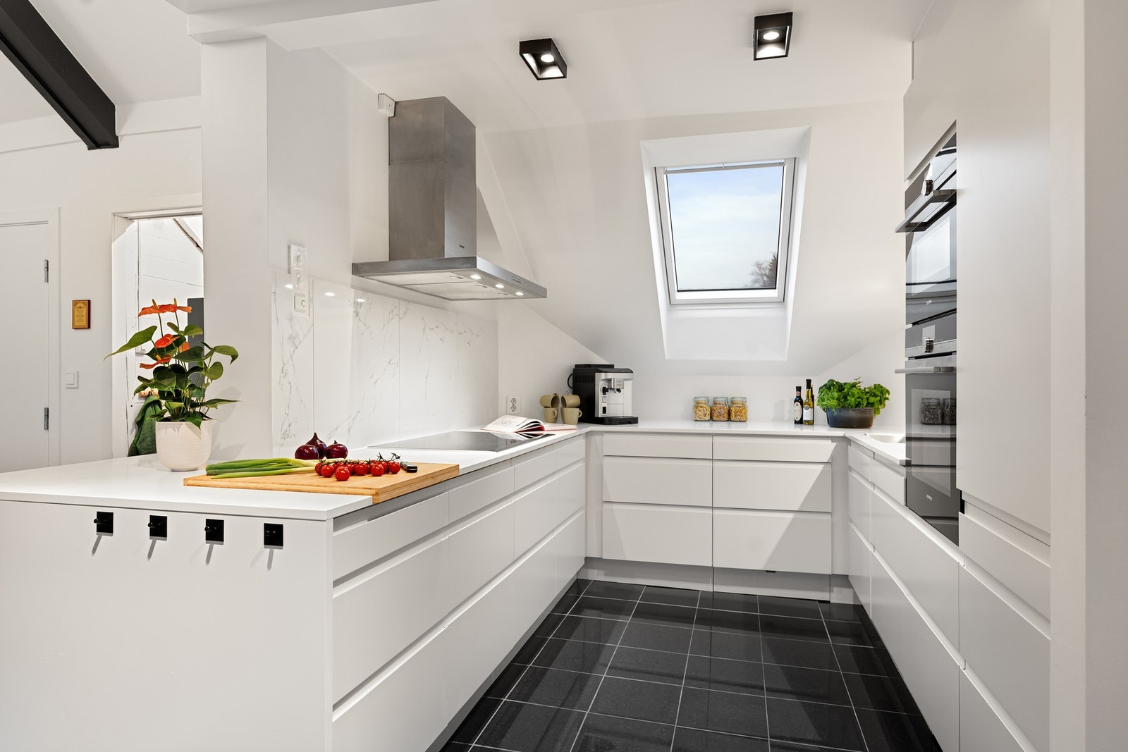 Det er fint, gjennomgående lys på kjøkkenet Galleribilde