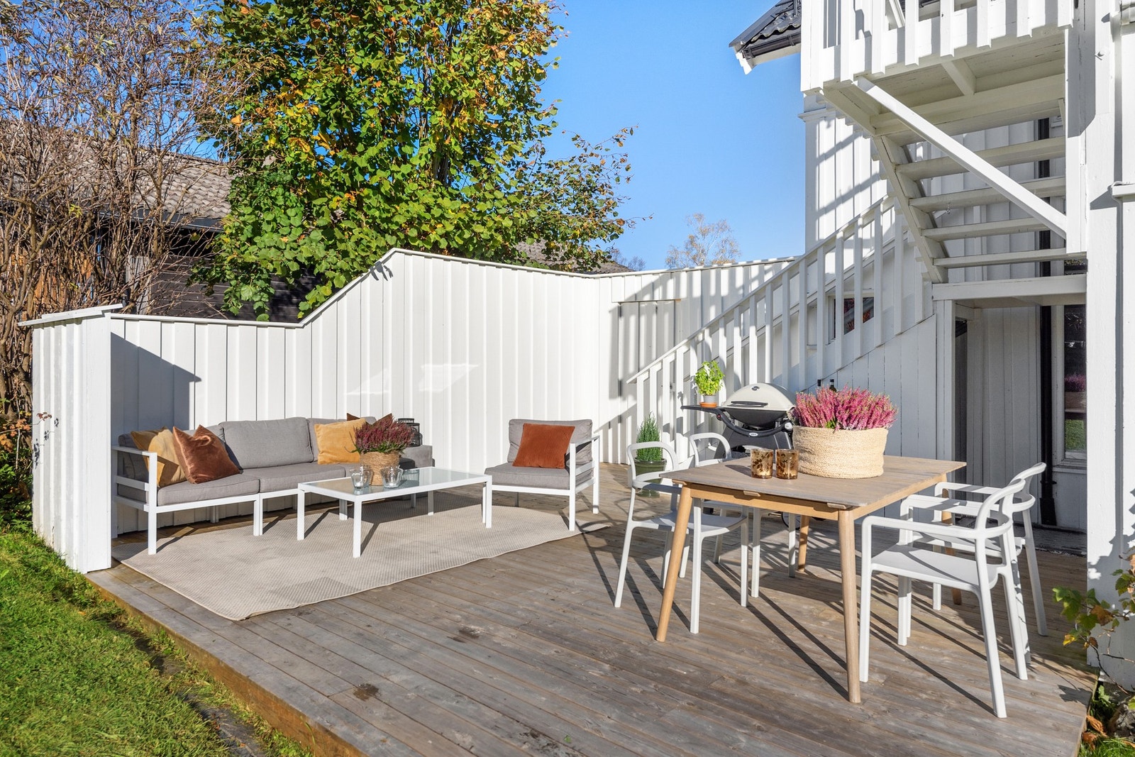 Stor, solrik hage med platting og veranda med optimale solforhold Galleribilde