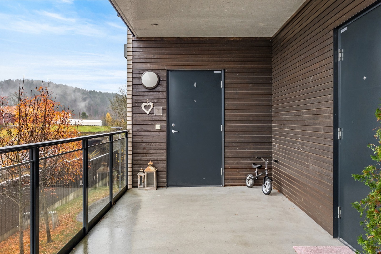 Egen inngangsdør innerst på svalgang Galleribilde