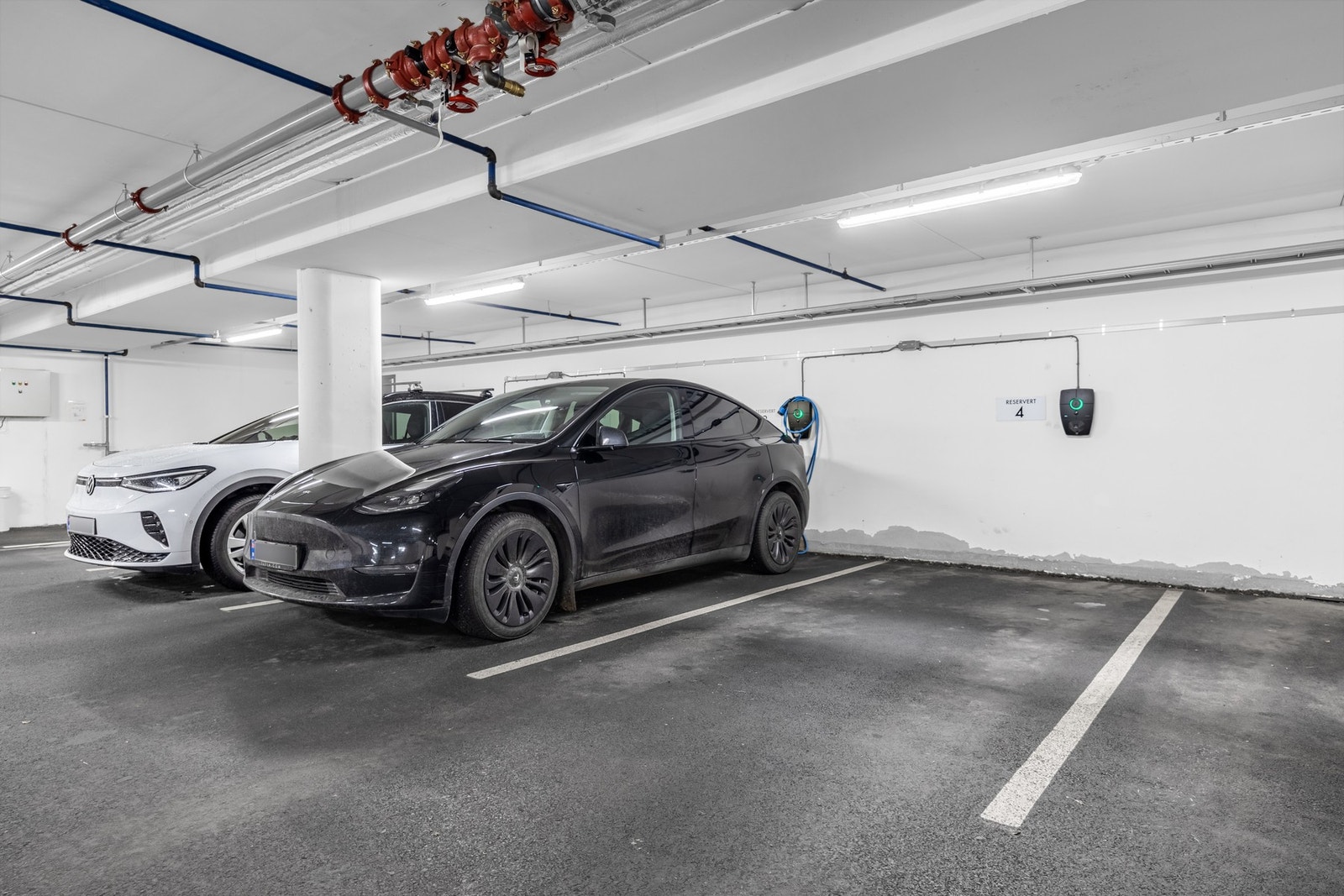 Garasjeplass (nr. 4) med ladeboks medfølger Galleribilde