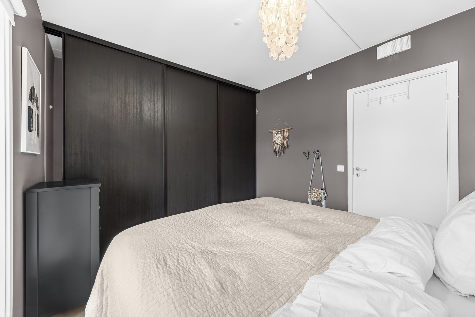 Soverom 1 med stor skyvedørsgarderobe og god plass til dobbeltseng Galleribilde