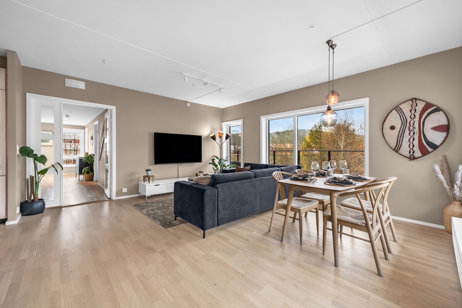 Stue med god plass til spisebord og sofamøblement Galleribilde