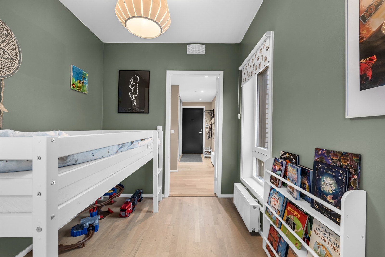 Soverom 2 med garderobeskap og plass til seng Galleribilde