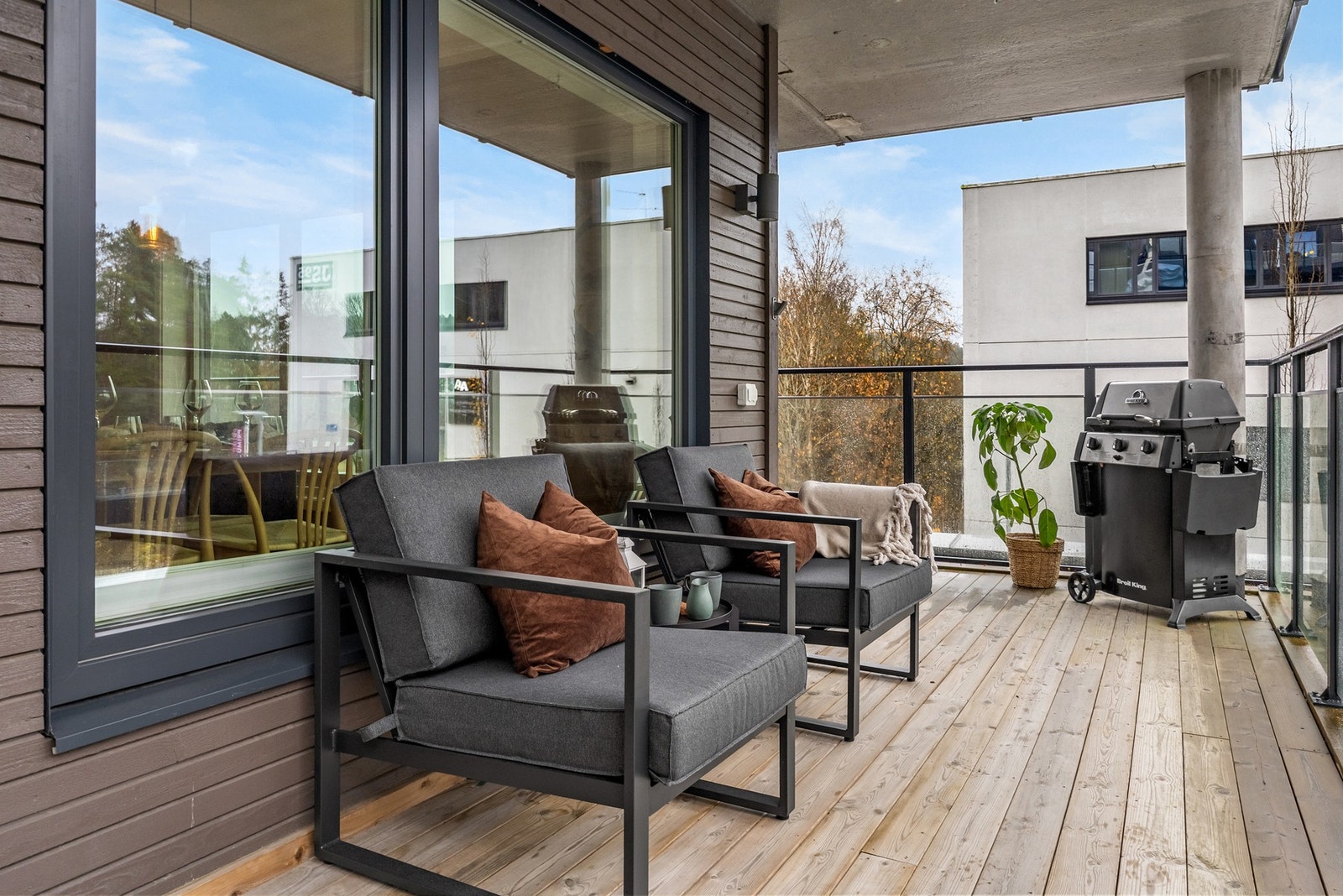 God plass til diverse utemøblement, grill og beplantning Galleribilde