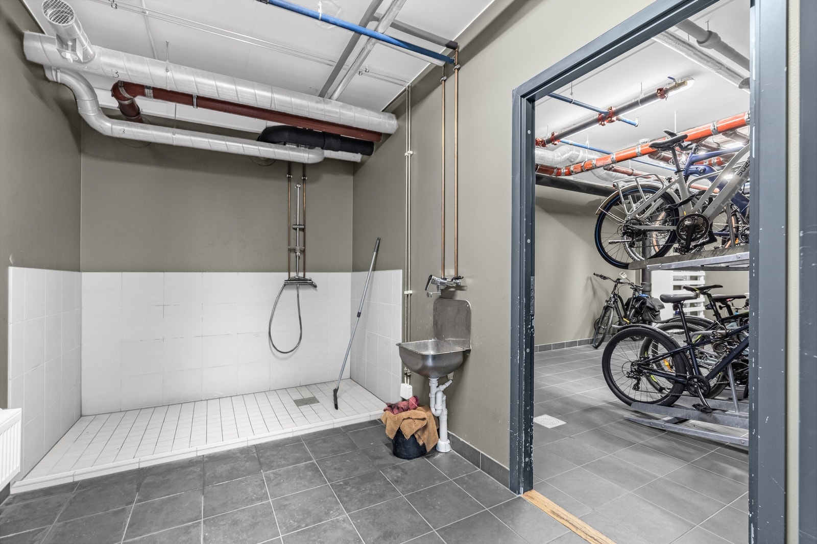Tilgang til dusjrom for sykkel/hundevask, samt sykkelbod Galleribilde