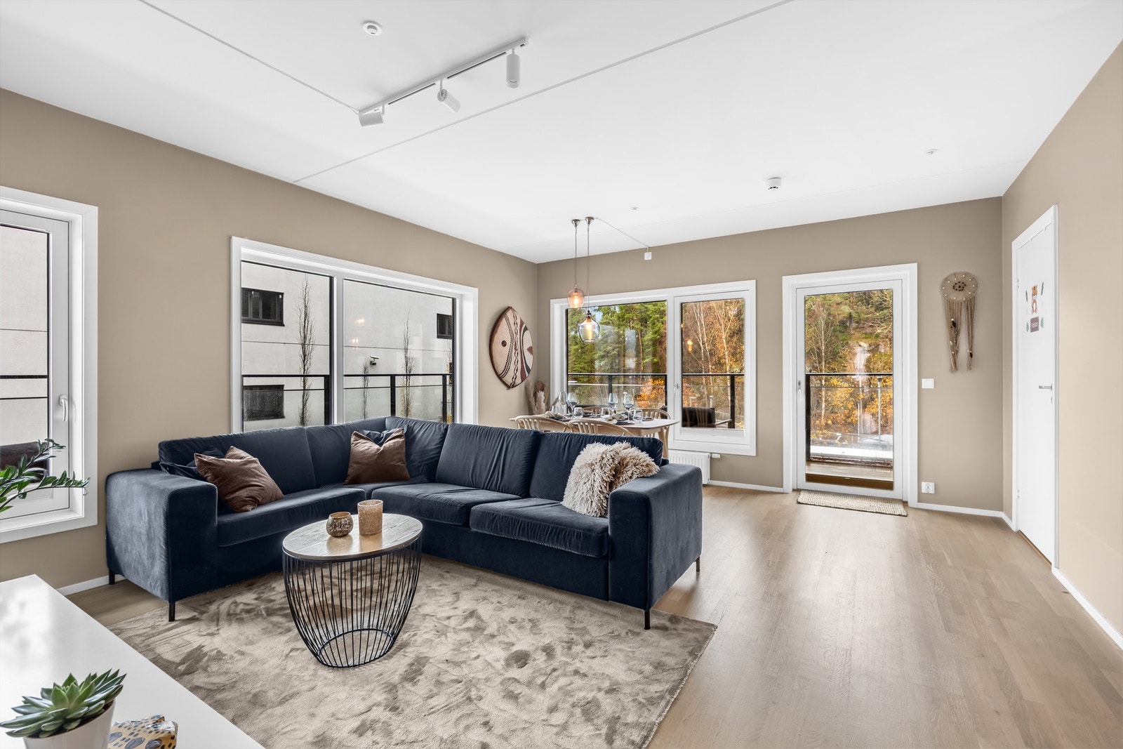 Svært gode innvendige lysforhold med vinduer på 3 sider Galleribilde