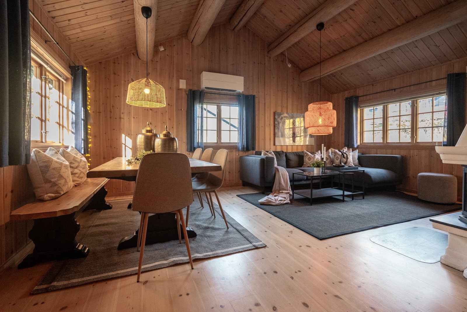 Stue er lys og innbydende med god takhøyde og synlige bjelker som understreker den klassiske hyttestilen. Galleribilde