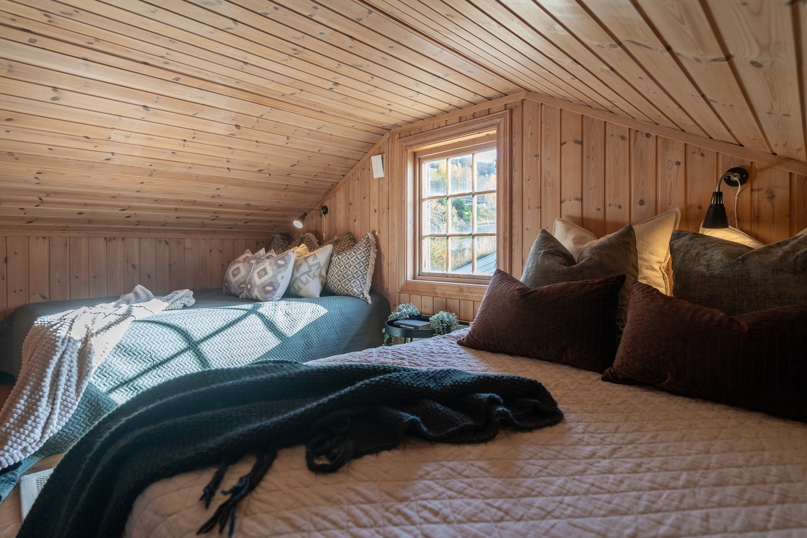 Hytta har en koselig hems som er innredet med soveplasser, noe som gir ekstra sengekapasitet og god utnyttelse av arealet. Galleribilde