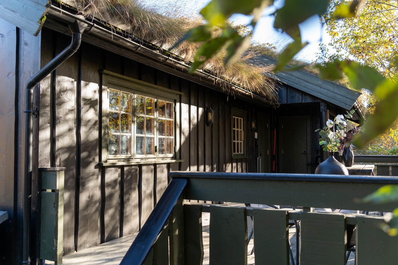 Ved ankomst hytte møter man en veranda i forbindelse med inngangspartiet. Galleribilde