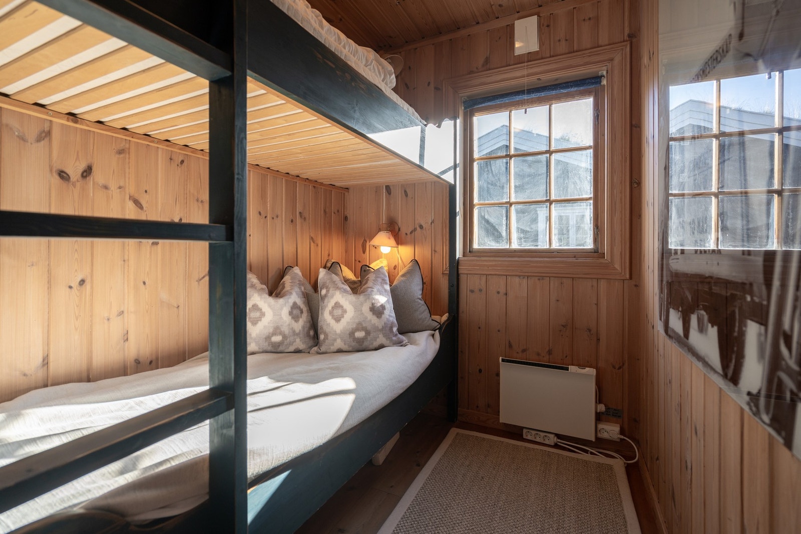 Med sine tre soverom slik den er møblert i dag er det plass for 7 på overnatting. Galleribilde