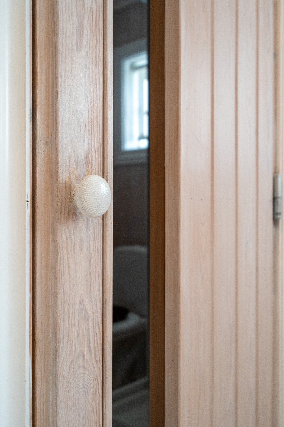 Fra badet er det direkte adkomst til en deilig badstue med flislagt gulv og panel på vegger og himling. Galleribilde