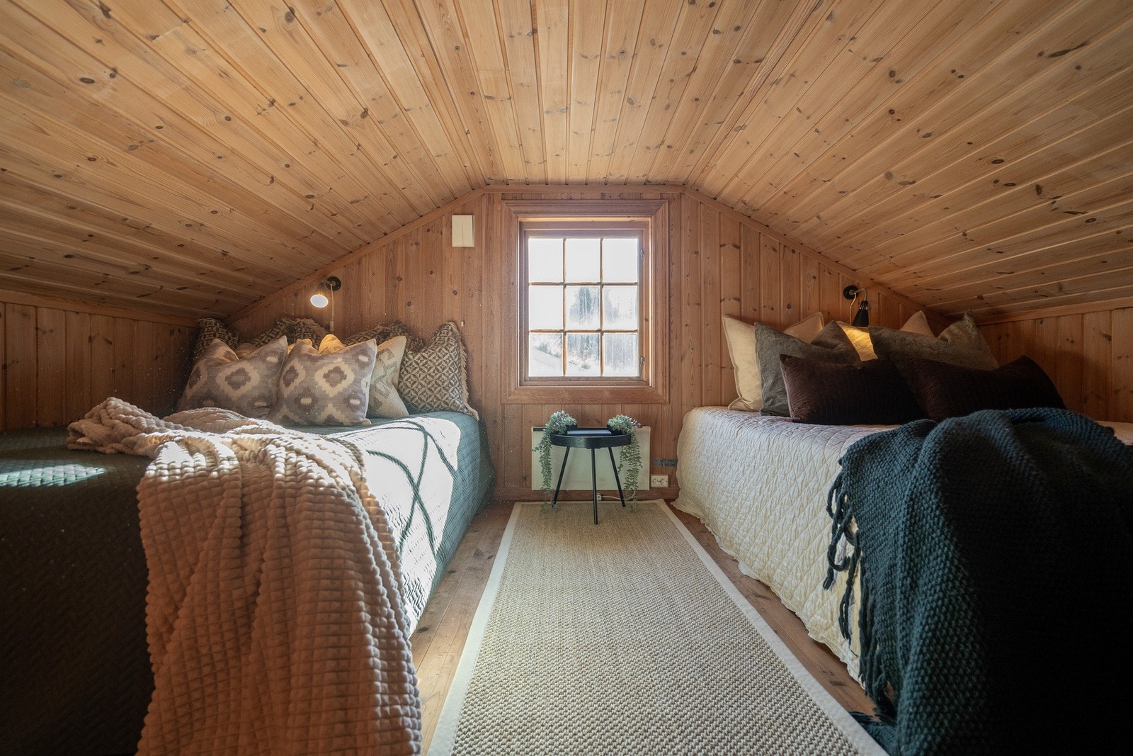 Rommene på hemsen har skråtak og lavere takhøyde. Hemsen fremstår som hyggelig med vegger og himling med panel samt furugulv. Vinduene slipper inn bra med naturlig lys. Galleribilde