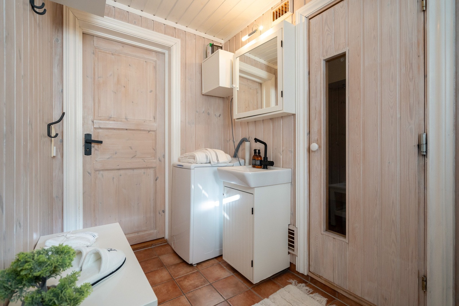 Et praktisk baderom med lyse overflater og gjennomgående bruk av naturmaterialer. Galleribilde