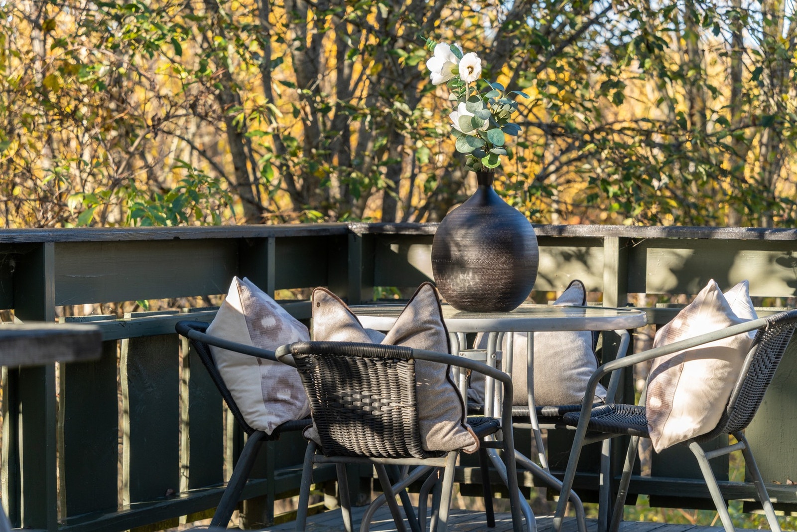 Her er det god plass til både spisegruppe og sitteplasser, perfekt for avslappende dager og hyggelige måltider utendørs. Galleribilde