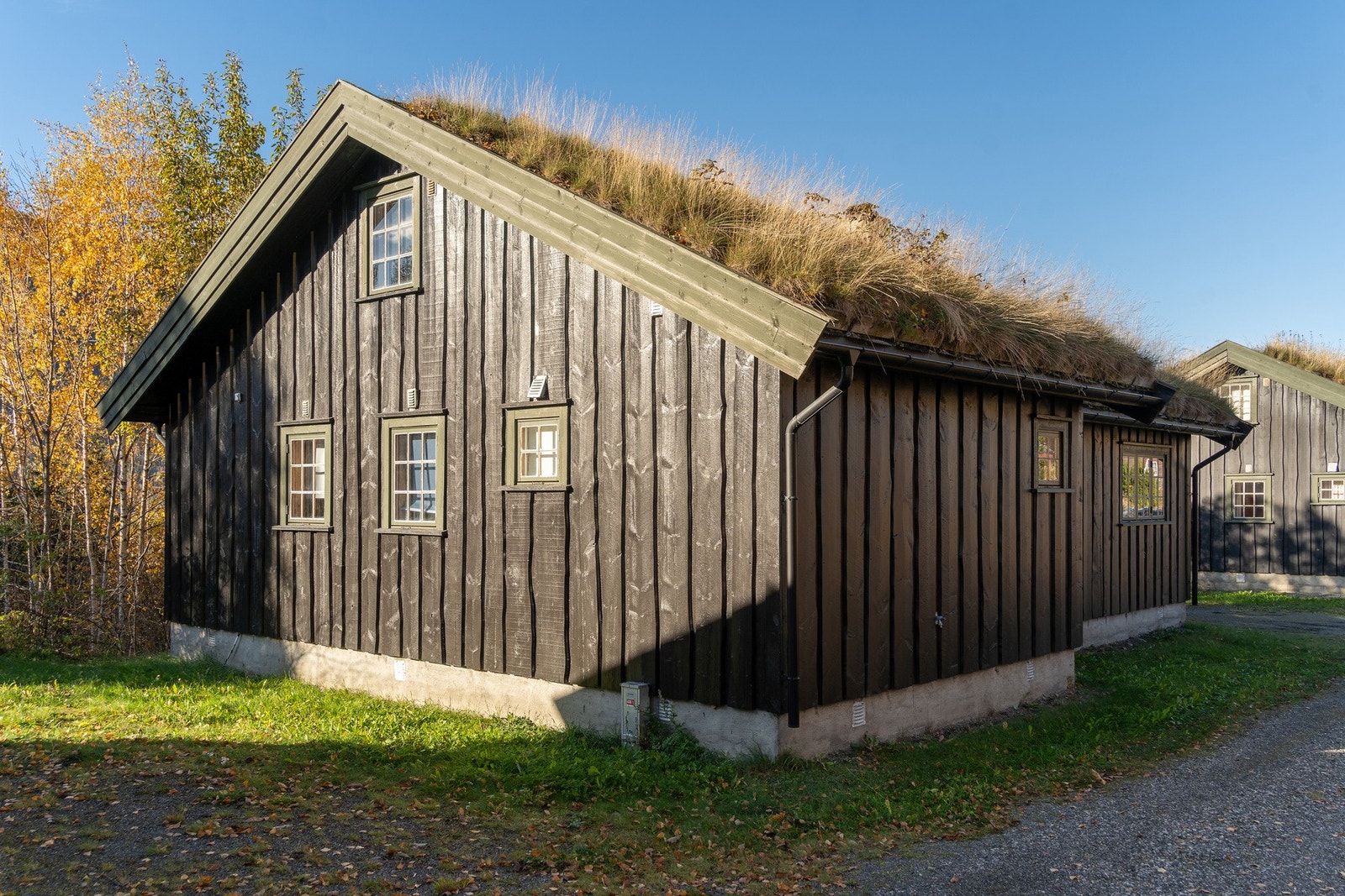 Hytta er oppført i tradisjonell stil med solide materialer. Galleribilde