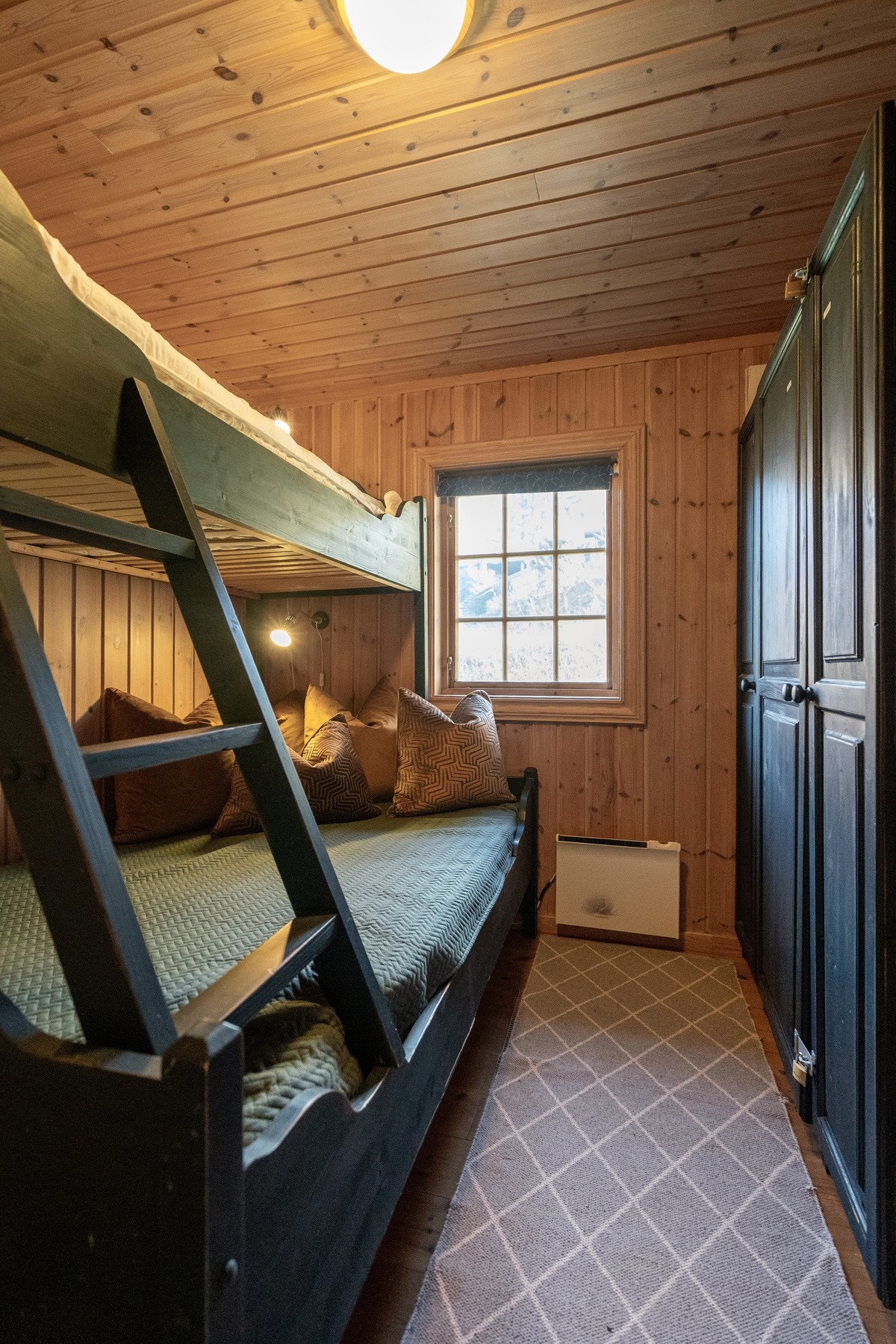 Et av de tre soverommene er utstyrt med familiekøyseng. Galleribilde