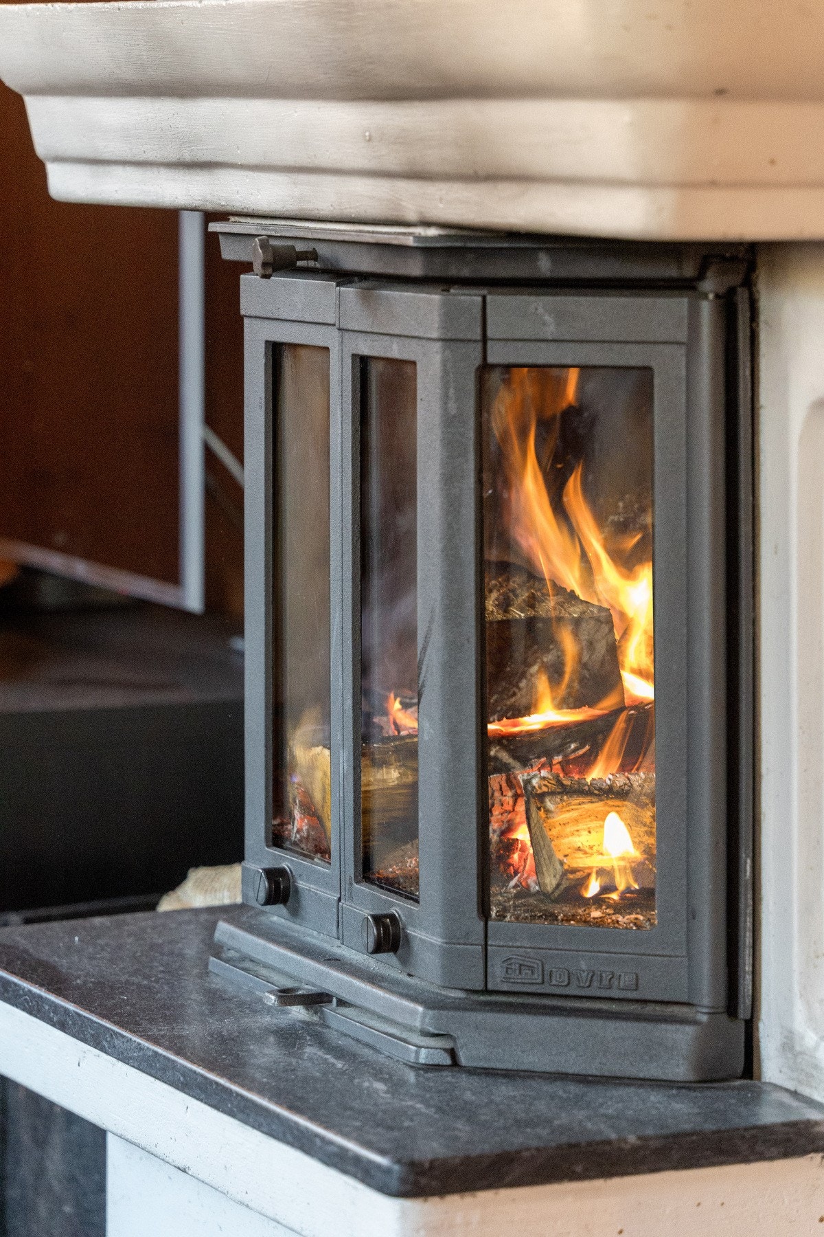 Stuen har en peis med innsats som gir både varme og hygge på kalde vinterdager Galleribilde