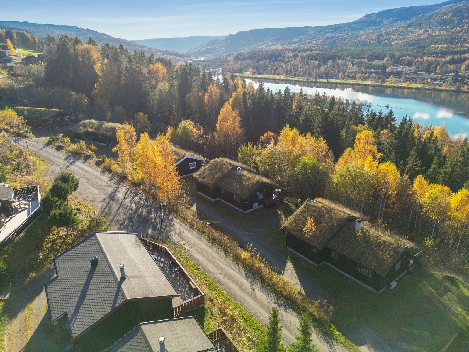 Det er kort vei til Øyer sentrum, hvor du finner dagligvarebutikker, post, restauranter, pub og det populære familieparkområdet Lilleputthammer. Galleribilde