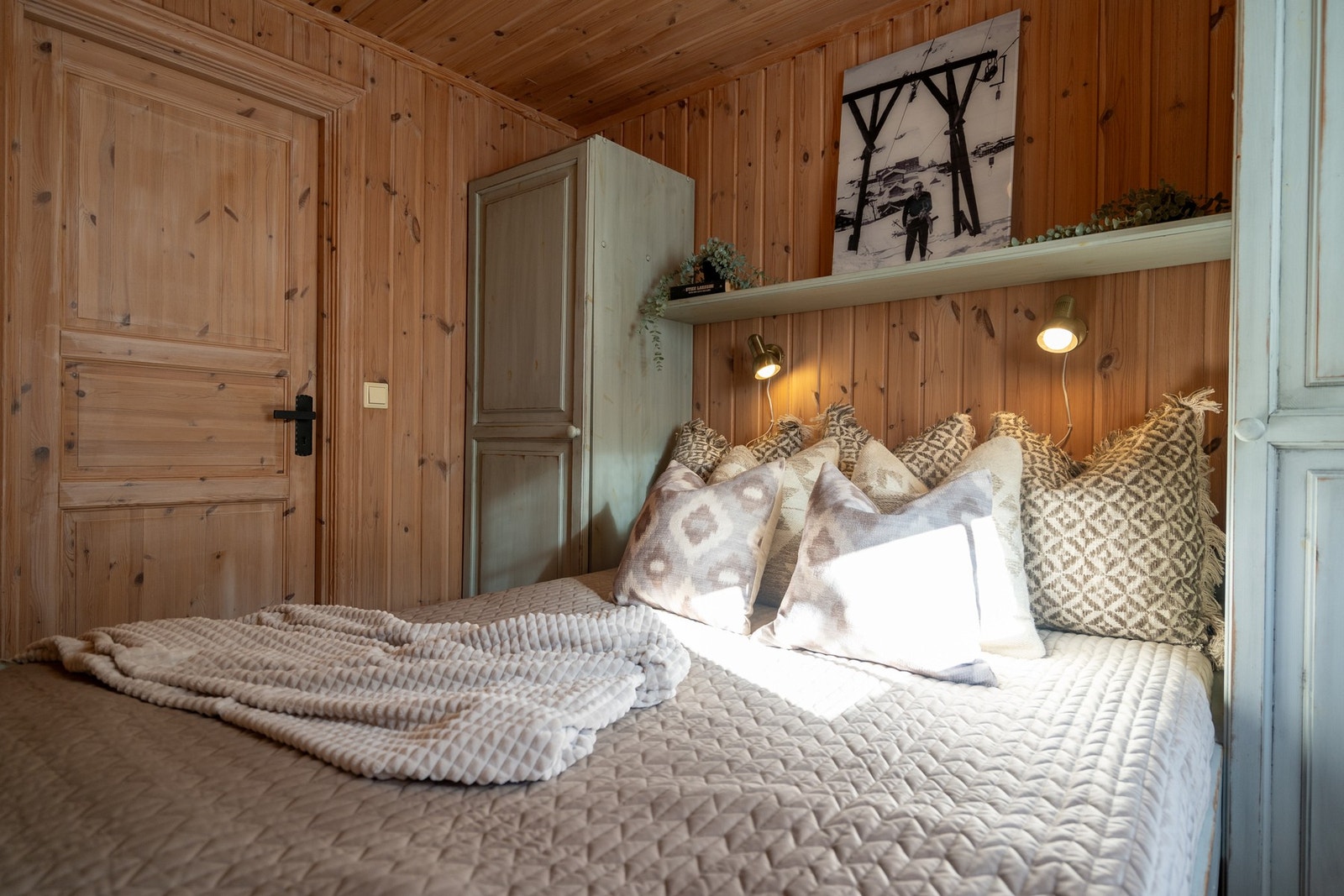 Hovedsoverommet har snekkertilpasset seng og garderobeløsning. Galleribilde