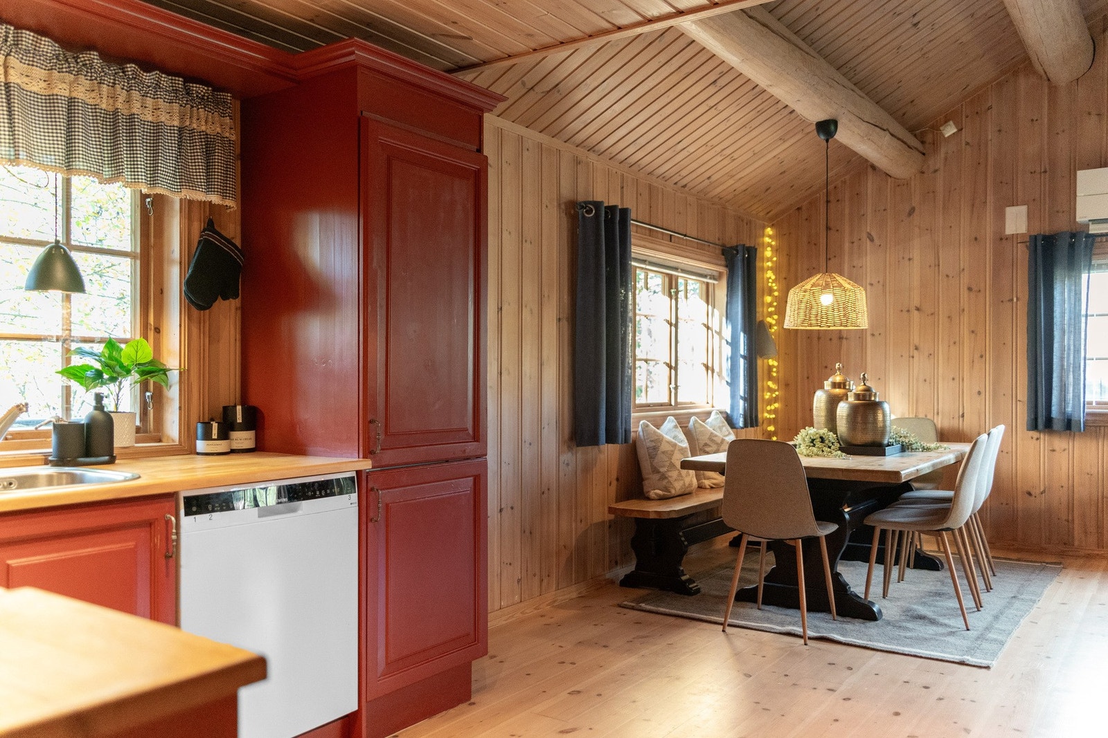 Spisestuen har en egnet plassering i forhold til kjøkkenet. Galleribilde