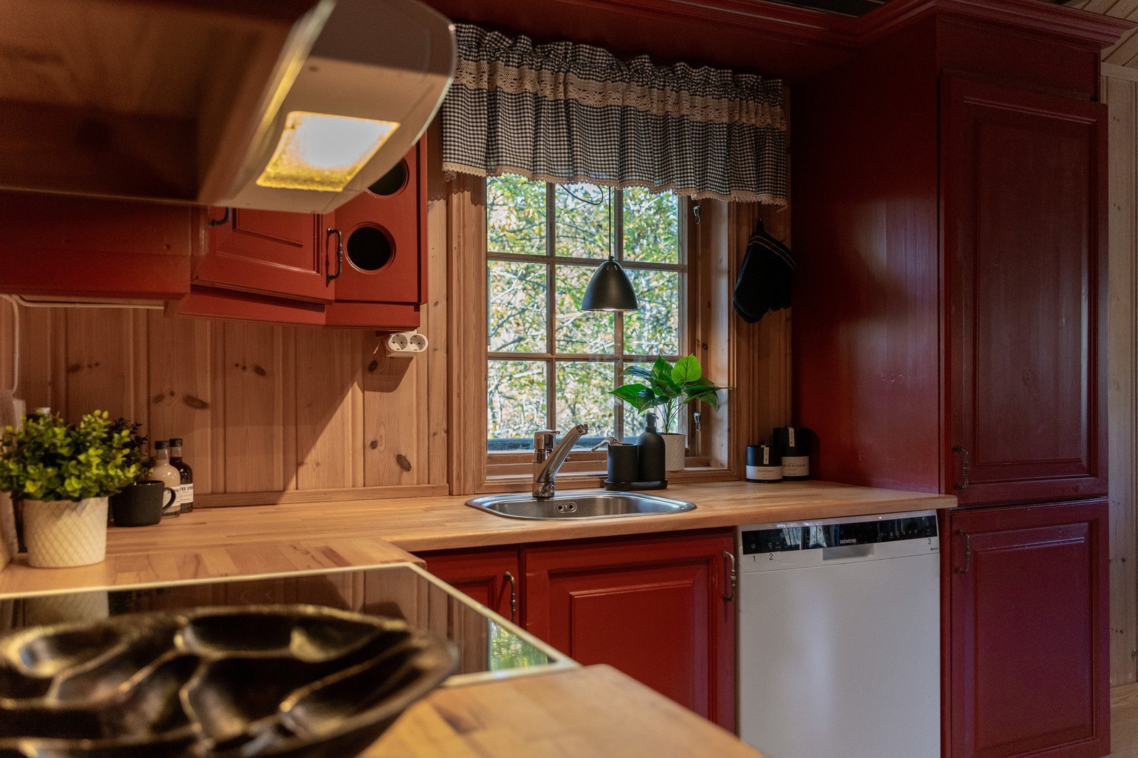 Benkeplaten i heltre gir et solid og naturlig uttrykk, og de lune fargetonene skaper en koselig og innbydende atmosfære. Galleribilde