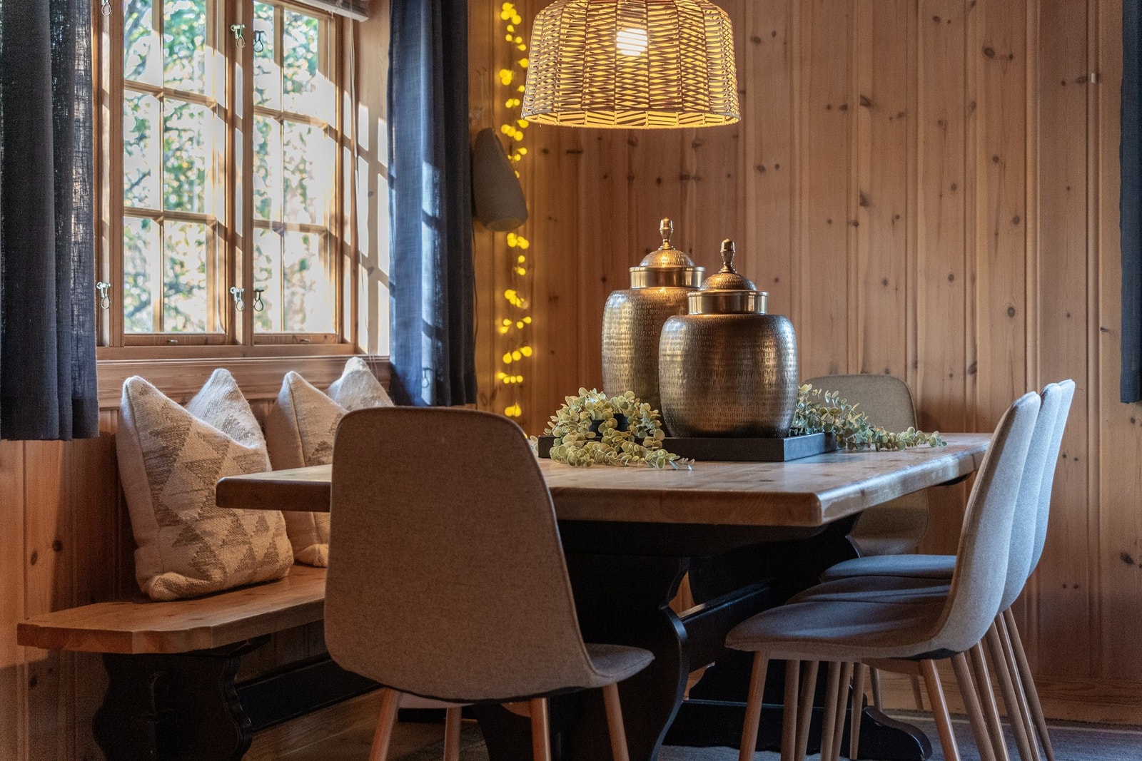 I stuen er det plass til både sittegruppe og spiseplass. Galleribilde