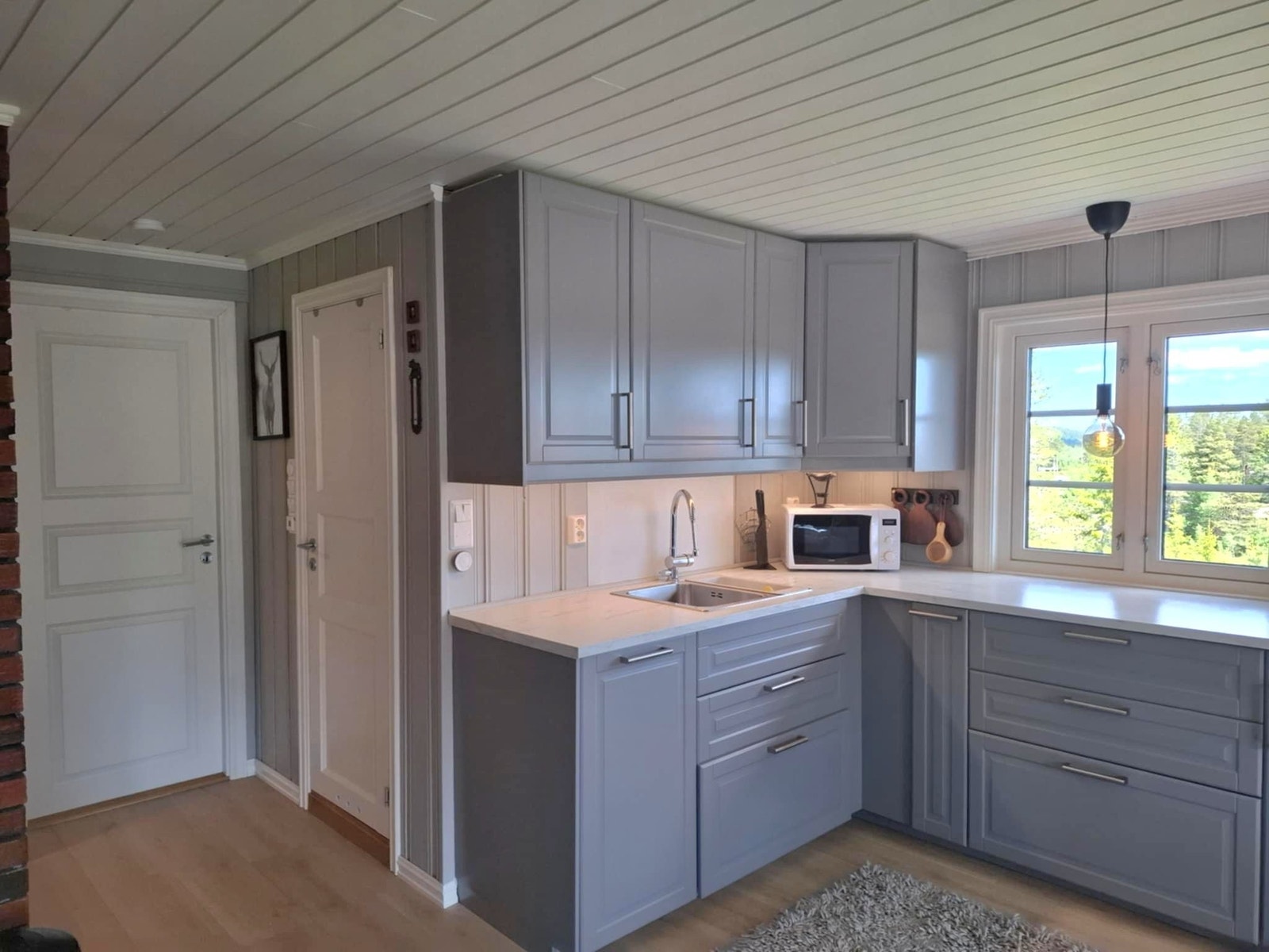 Kjøkkenvasken med oppvaskmaskin Galleribilde