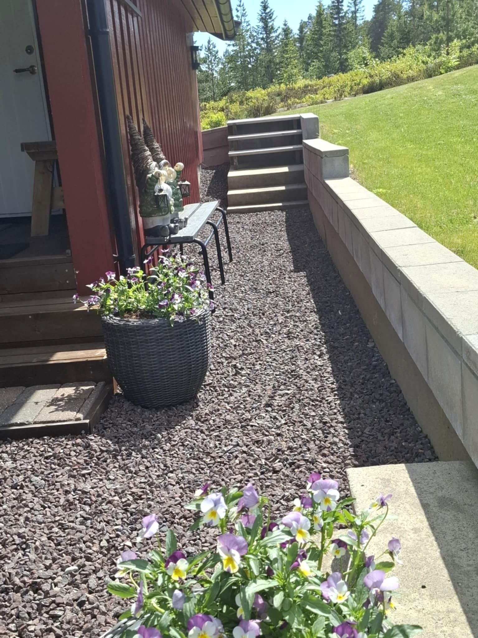 Forstøtningsmur mot plen Galleribilde